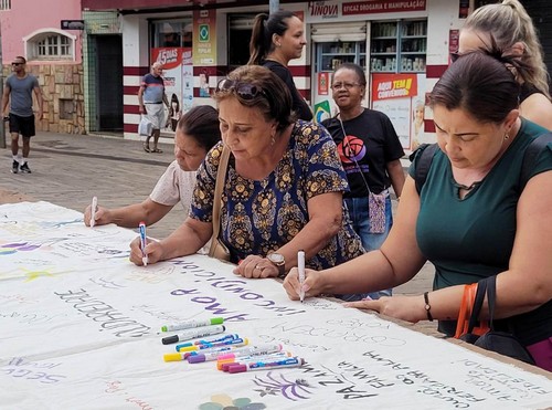 Mulheres deixam mensagens de esperança e coragem durante evento do CRM em Congonhas