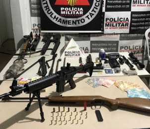 PM faz grande apreensão de cigarros contrabandeados, armas e munições em Lafaiete