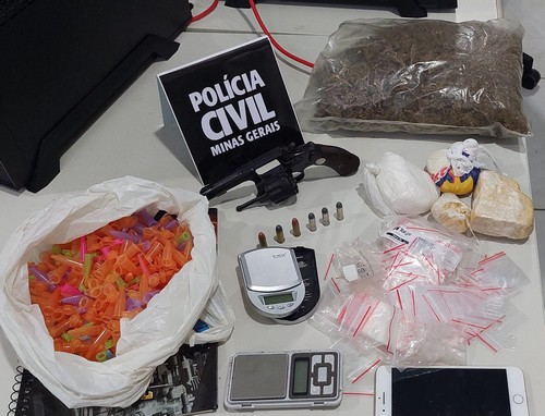 PC apreende revólver, munições, haxixe e cocaína em casa de suspeito de tráfico