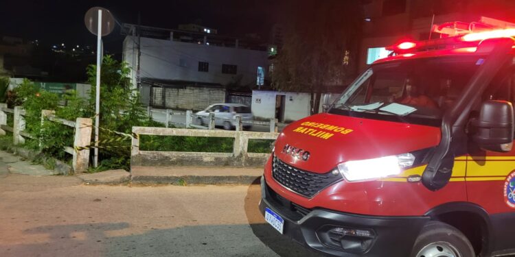 Bombeiros resgatam homem que caiu dentro de córrego