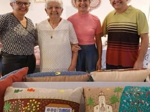 Mãe e filhos mostram suas criações no “Bazar Arte em Casa das Mães”
