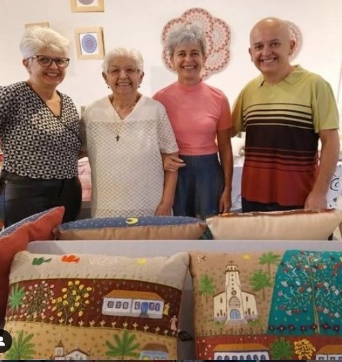 Mãe e filhos mostram suas criações no “Bazar Arte em Casa das Mães”