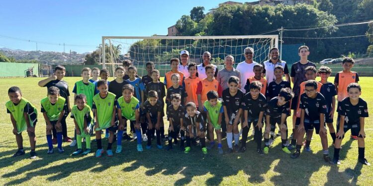 Academia do Galo oferece aulas de futebol para crianças em Congonhas