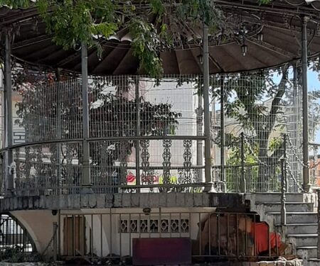 Cercamento de coreto reacende debate sobre pessoas em situação de rua