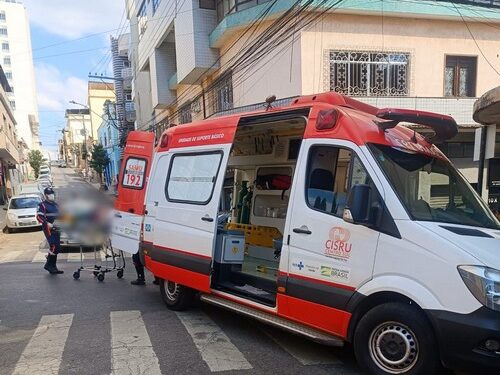 Idosa é atropelada no centro de Lafaiete
