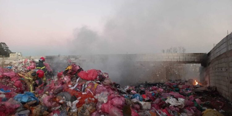 Bombeiros combatem incêndio em depósito de material reciclável em Lafaiete