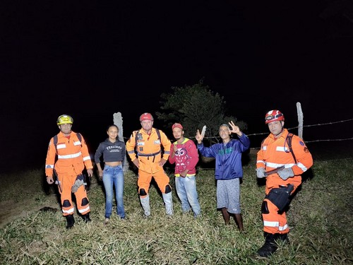 Bombeiros resgatam pessoas perdidas em mata em Santa Rita do Ibitipoca