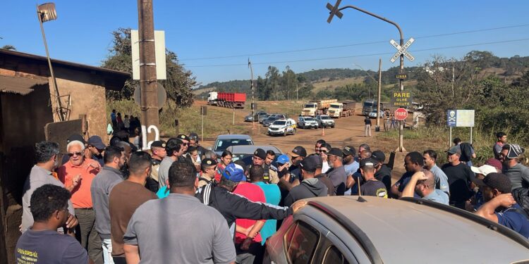 Manifestação fecha circulação de caminhões e carretas em Gagé