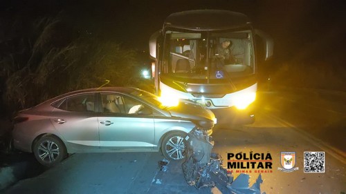 Acidente envolve caminhão, ônibus e dois veículos de passeio