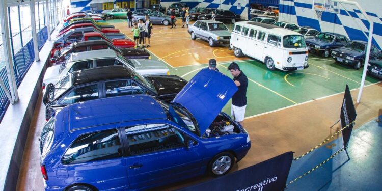 Lafaiete recebe colecionadores em exposição de carros antigos