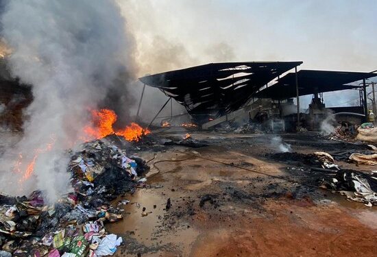 Incêndio de grandes proporções destrói pátio de reciclagem em Ouro Branco