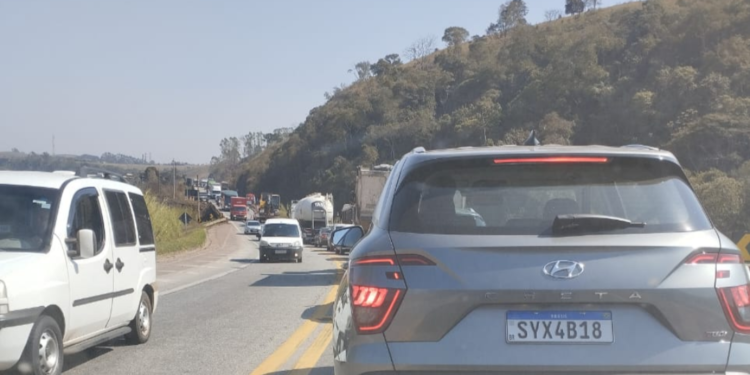Homem morre atropelado por caminhão na BR 040