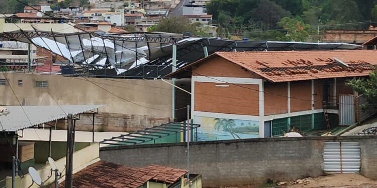 Telhado da quadra de escola desaba em Conselheiro Lafaiete