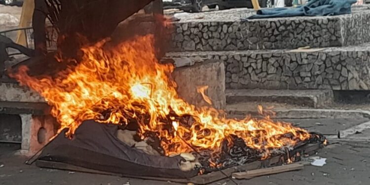 Morador em situação de rua tem barraca queimada em Lafaiete