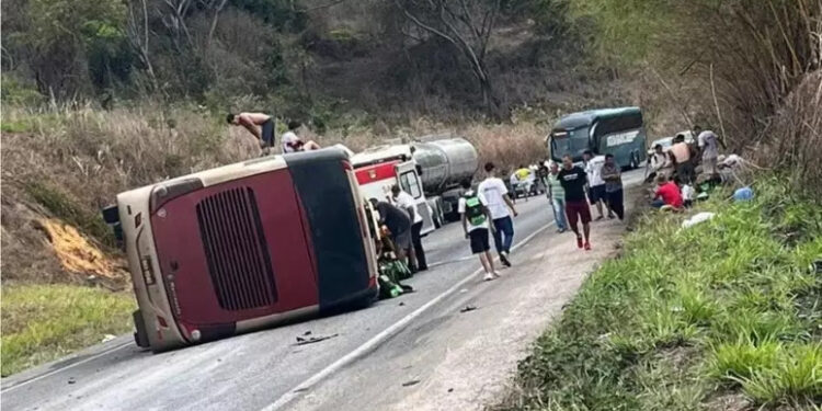 Ônibus com passageiros de São Tiago tomba a caminho de Porto Seguro