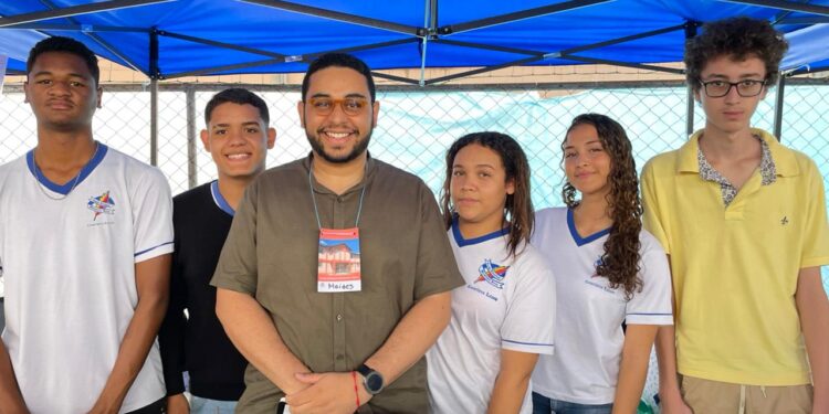 ACLCL inspira jovens em feira de ciências e tecnologias
