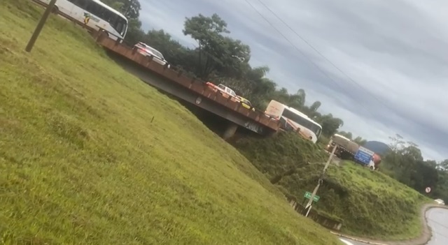 Acidentes, pane mecânica e obras deixam trânsito lento na BR 040