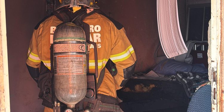 Incêndio em residência mobiliza Corpo de Bombeiros em Barbacena