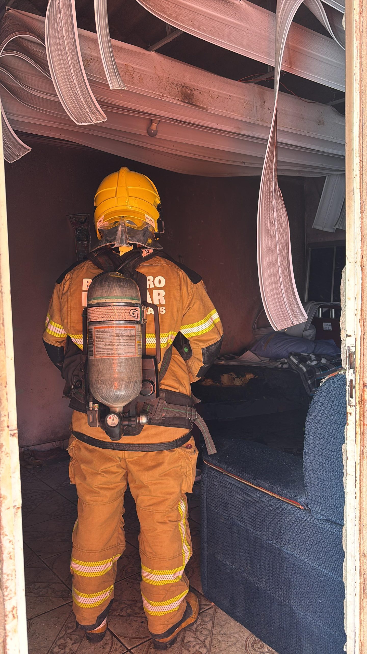 Incêndio em residência mobiliza Corpo de Bombeiros em Barbacena