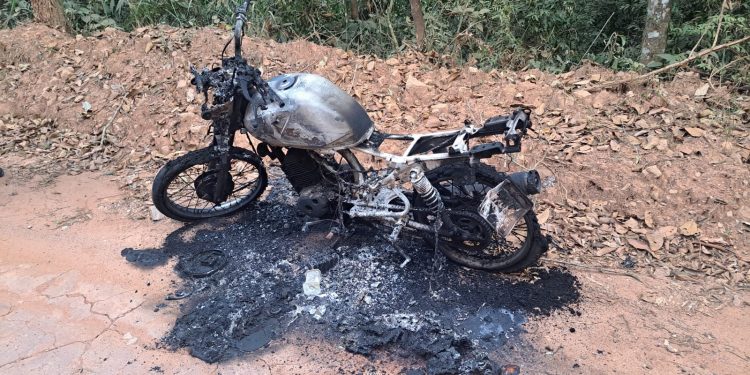 Corpo e moto são encontrados carbonizados