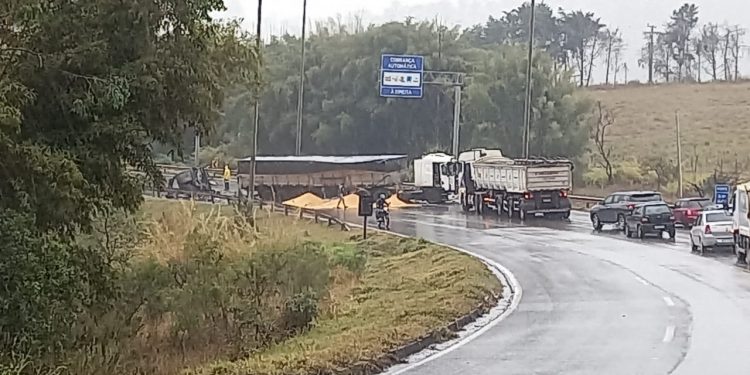 Acidente com carretas provoca morte na BR040