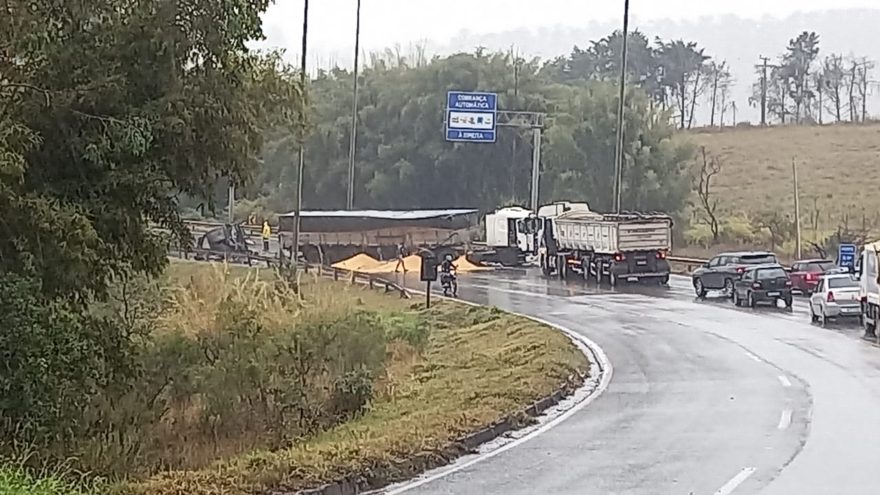 Acidente com carretas provoca morte na BR040