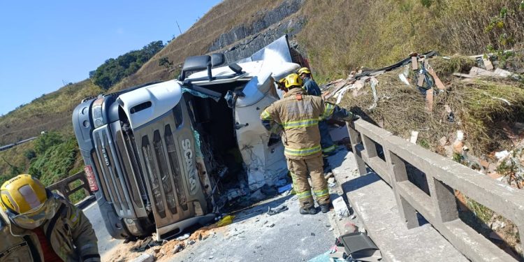 Caminhão tomba na BR-265 em Barbacena e motorista morre preso às ferragens