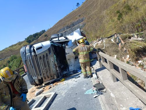 Caminhão tomba na BR-265 em Barbacena e motorista morre preso às ferragens