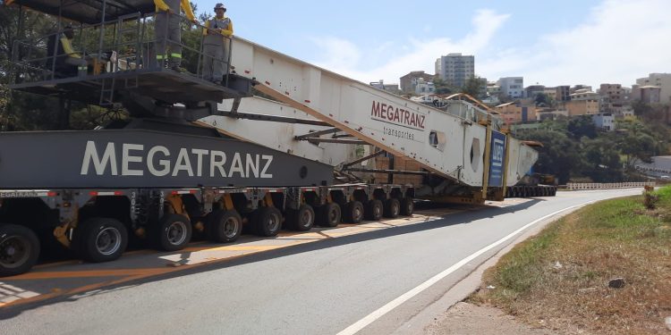 Transporte de carga de 594 toneladas avança pela BR-040 até Juiz de Fora