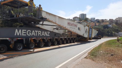 Transporte de carga de 594 toneladas avança pela BR-040 até Juiz de Fora