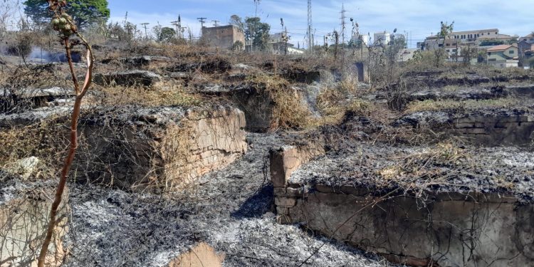 Incêndio atinge antigo Cemitério da Paz, em Barbacena