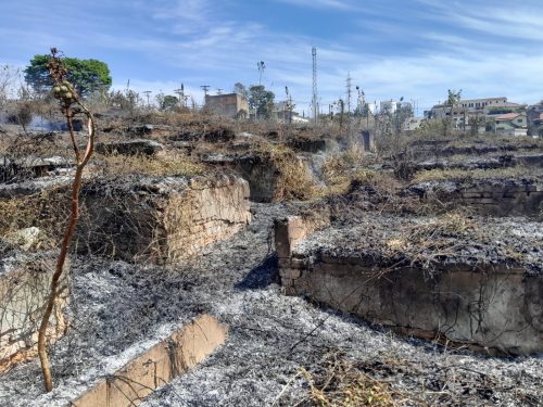 Incêndio atinge antigo Cemitério da Paz, em Barbacena