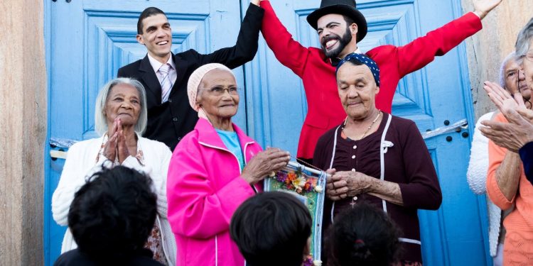 Associação Os Bem-Te-Vis recebe prêmio por preservação cultural