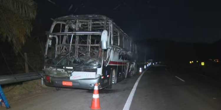 Ônibus com torcedores do Cruzeiro pega fogo na BR-040