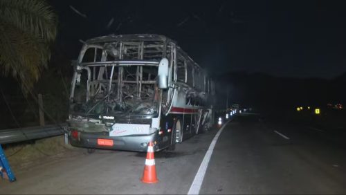 Ônibus com torcedores do Cruzeiro pega fogo na BR-040