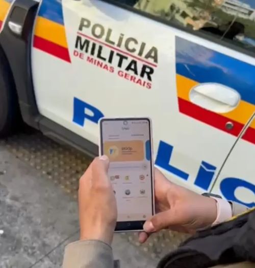 PM flagra tráfico de drogas e conduz três suspeitos em Lafaiete