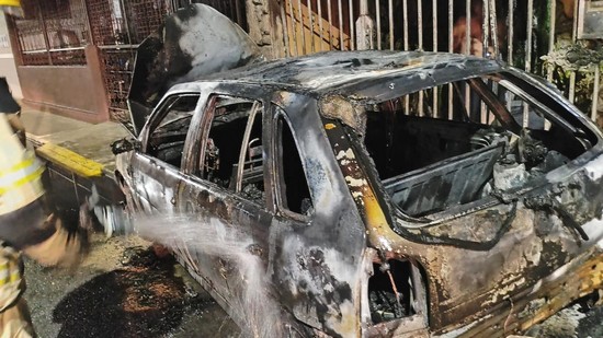 Carro é destruído pelo fogo. Incêndio pode ter sido criminoso