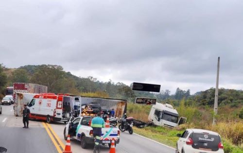 Carreta tomba na BR-040 e deixa três feridos
