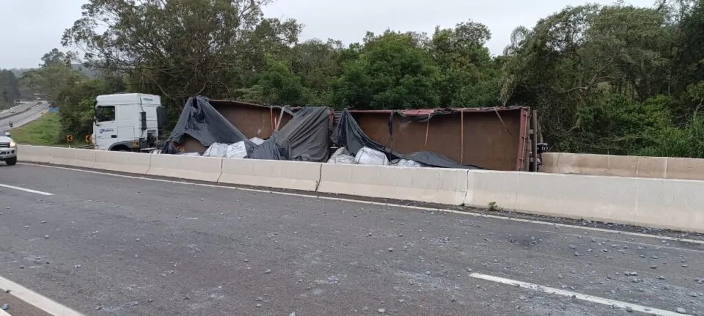 Carreta tomba e  espalha carga na BR 040