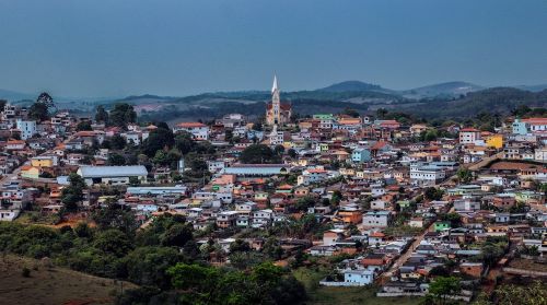 Justiça bloqueia bens de vereadores que receberam remuneração sem comparecer a sessões