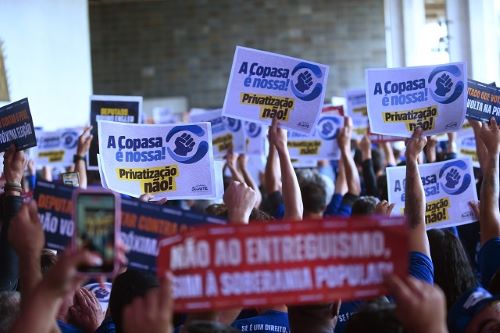 Milhares de pessoas protestam contra a privatização da Copasa