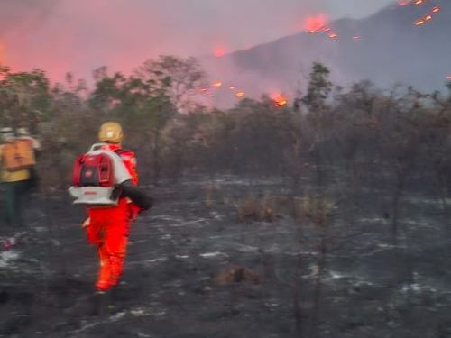 Incêndio de grandes proporções atinge a Serra de São José