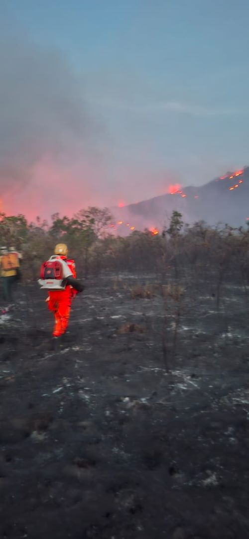 Incêndio de grandes proporções atinge a Serra de São José