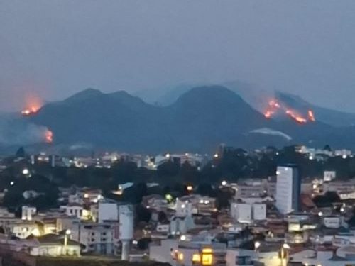 Incêndio na Serra de São José segue ativo e ainda sem controle