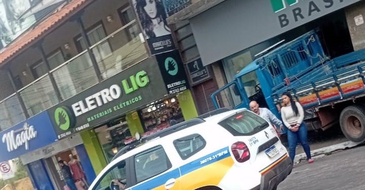 Carreta perde o controle e arrasta caminhão