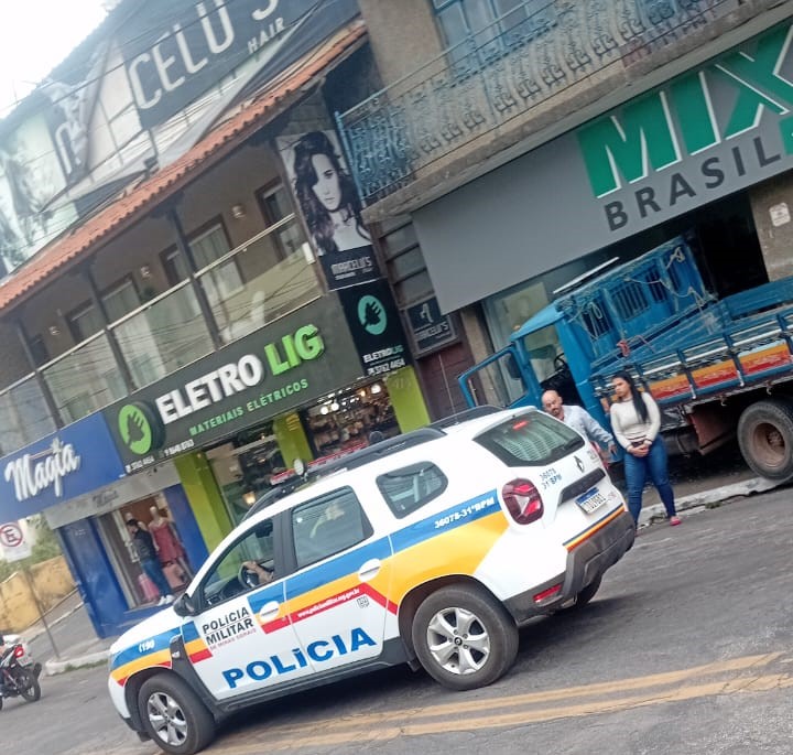 Carreta perde o controle e arrasta caminhão