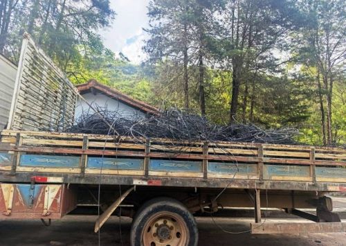 Em Congonhas, mutirão retira de postes mais de 250 kg de cabos inutilizados