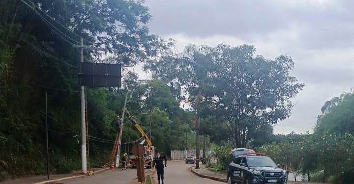 Carro atinge poste em Congonhas e altera trânsito