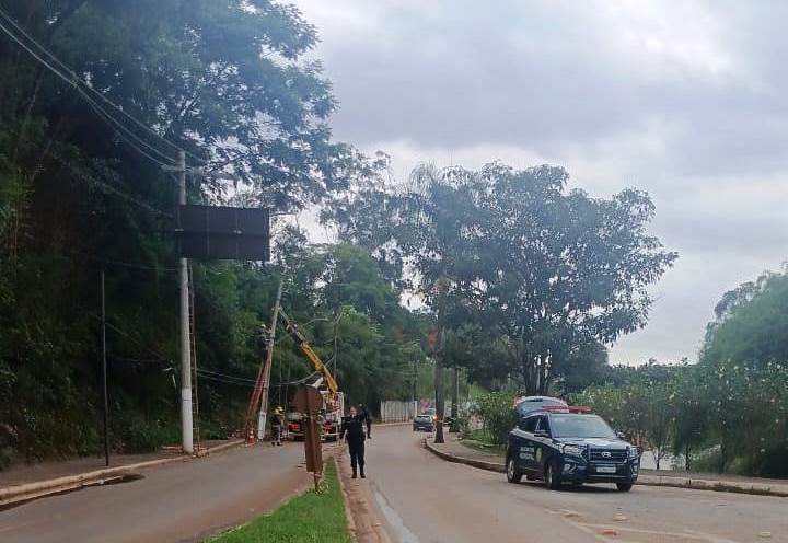 Carro atinge poste em Congonhas e altera trânsito