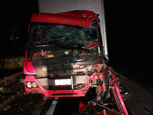 Motorista fica preso às ferragens em acidente com carga explosiva